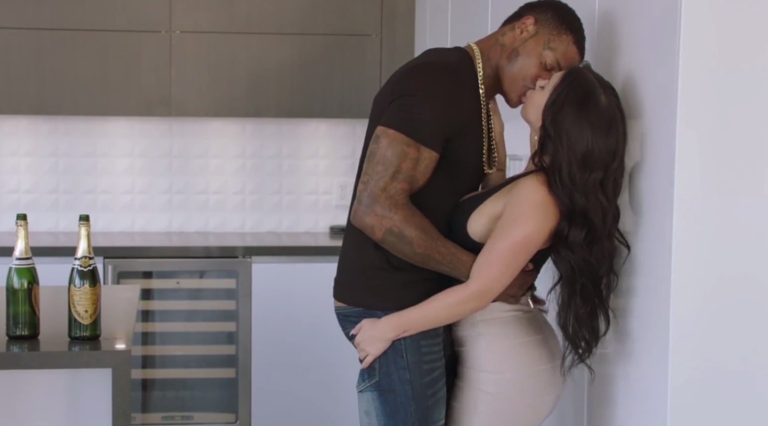 Curvy Latina 被着名说唱歌手统治