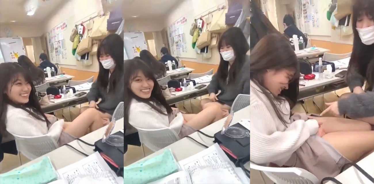 日本高校女生在课堂扒开内裤研究自己的嫩穴和阴毛被后排同学拍下！小日子玩的就是开放 女优从娃娃抓起？