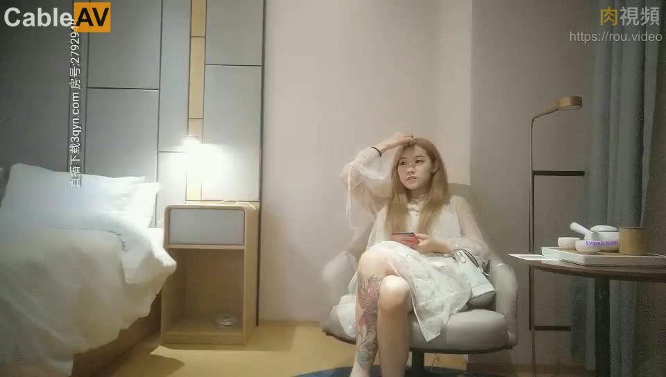 《横扫大学生兼职外围圈》酒店约啪苗条妹干得正爽接到预警电话急忙走人