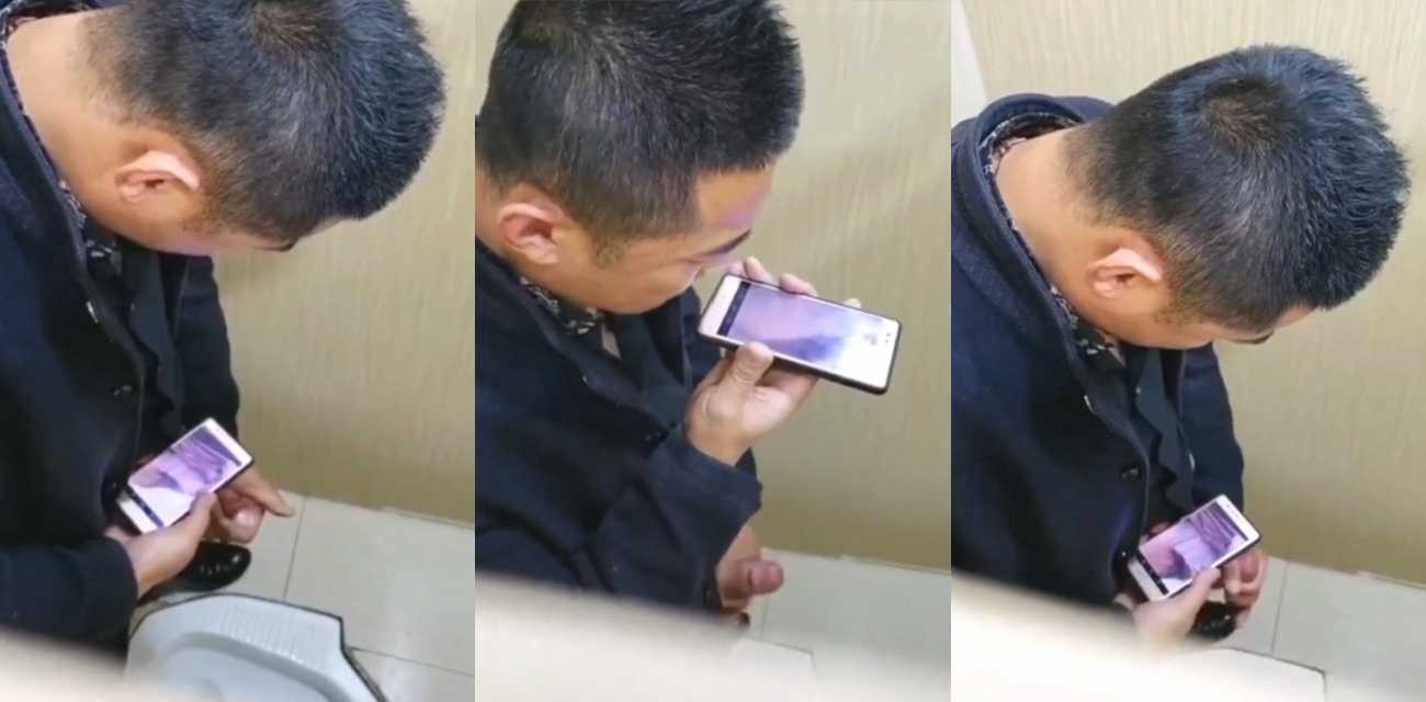 公共厕所裸聊被偷拍 哥们是真的憋坏了啊 一边和美女视频一边打飞机