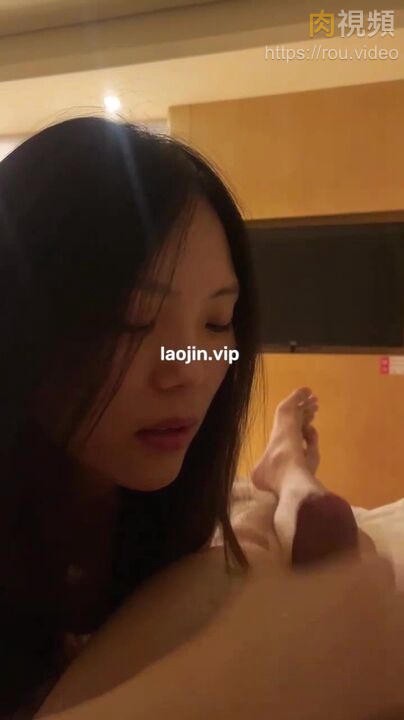 空姐女友在家中吃着肉棒 娇喘呻吟声不断 中国