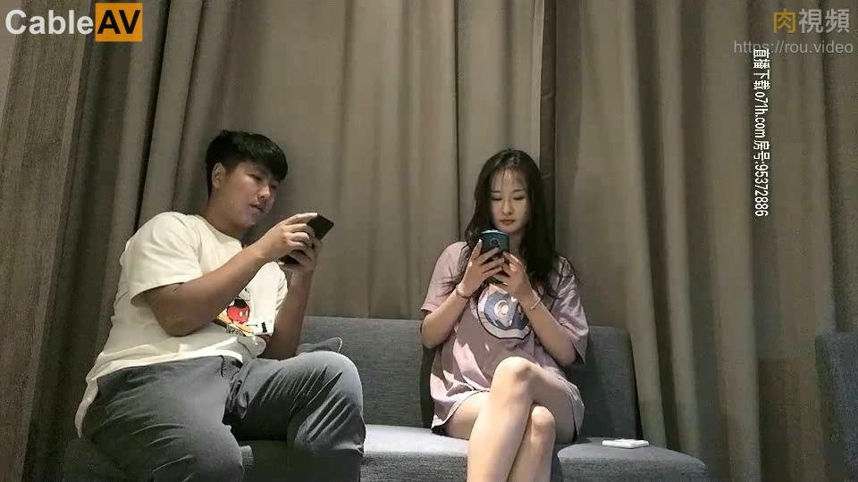 小宝寻花约了个紫衣牛仔短裤妹子，舌吻舔奶调情扣逼后入抽插勐操