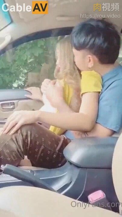 漂亮美眉车震 皮肤白皙 大奶子 被无套输出 拔枪射了一肚皮