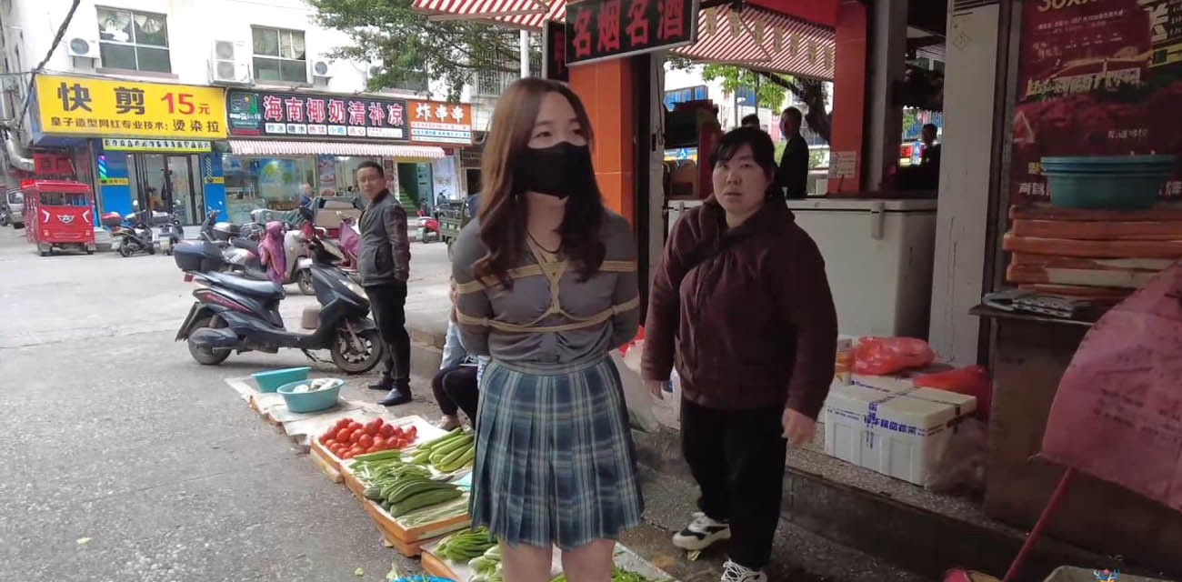 绳艺大师 晓鹿 菜市场激情调教 少女龟甲自缚 户外口塞露出 路人纷纷侧目观看！