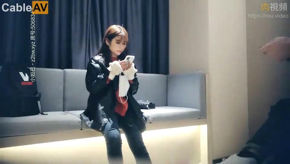 七小天探花约了个颜值不错肉肉身材妹子，舌吻口交近距离特写摸逼侧入后入勐操